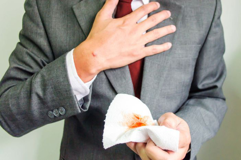 ho ra máu dù chụp X quang phổi bình thường có đáng lo